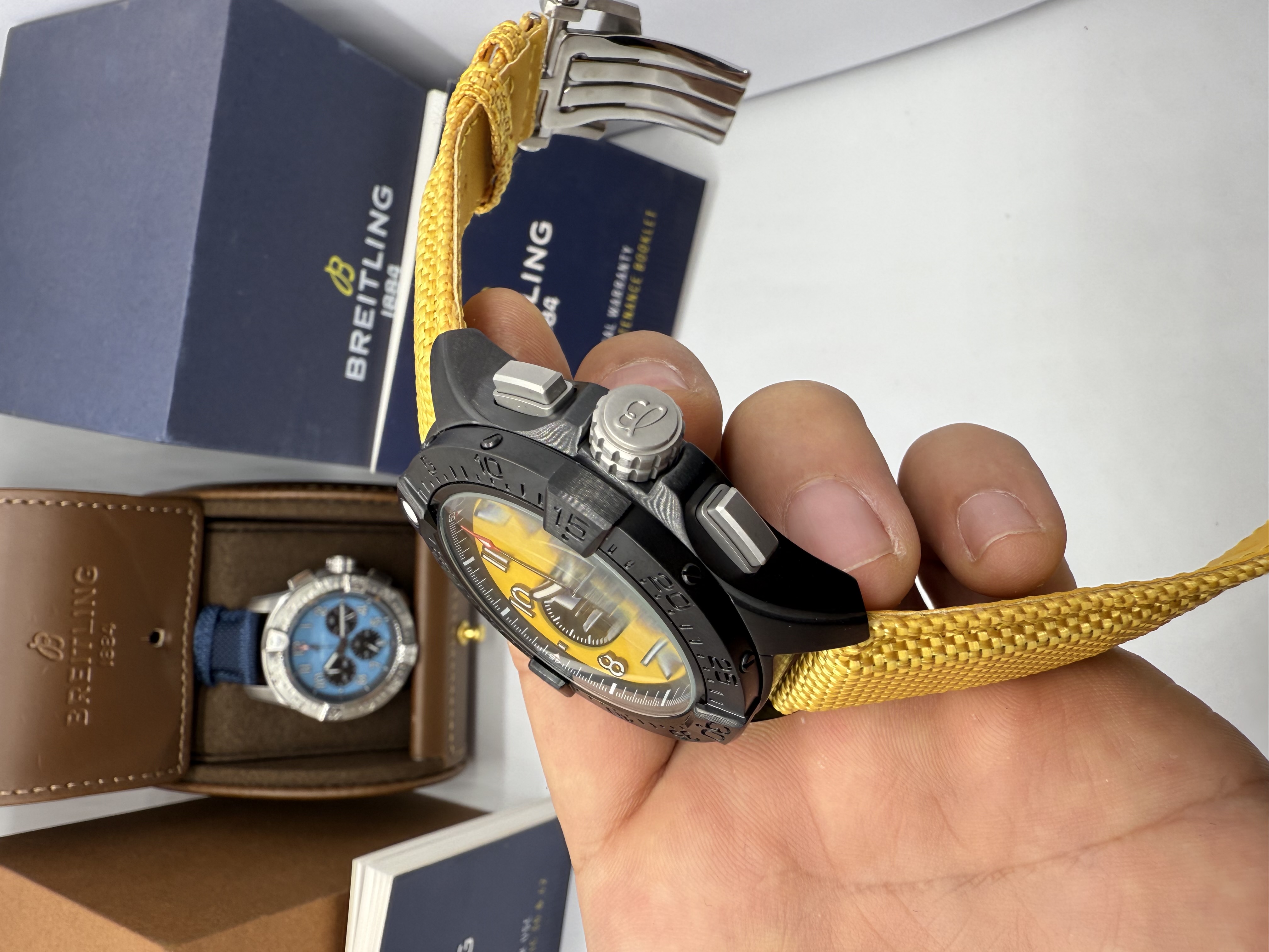 Breitling Avenger Chronograph 44 Amarelo