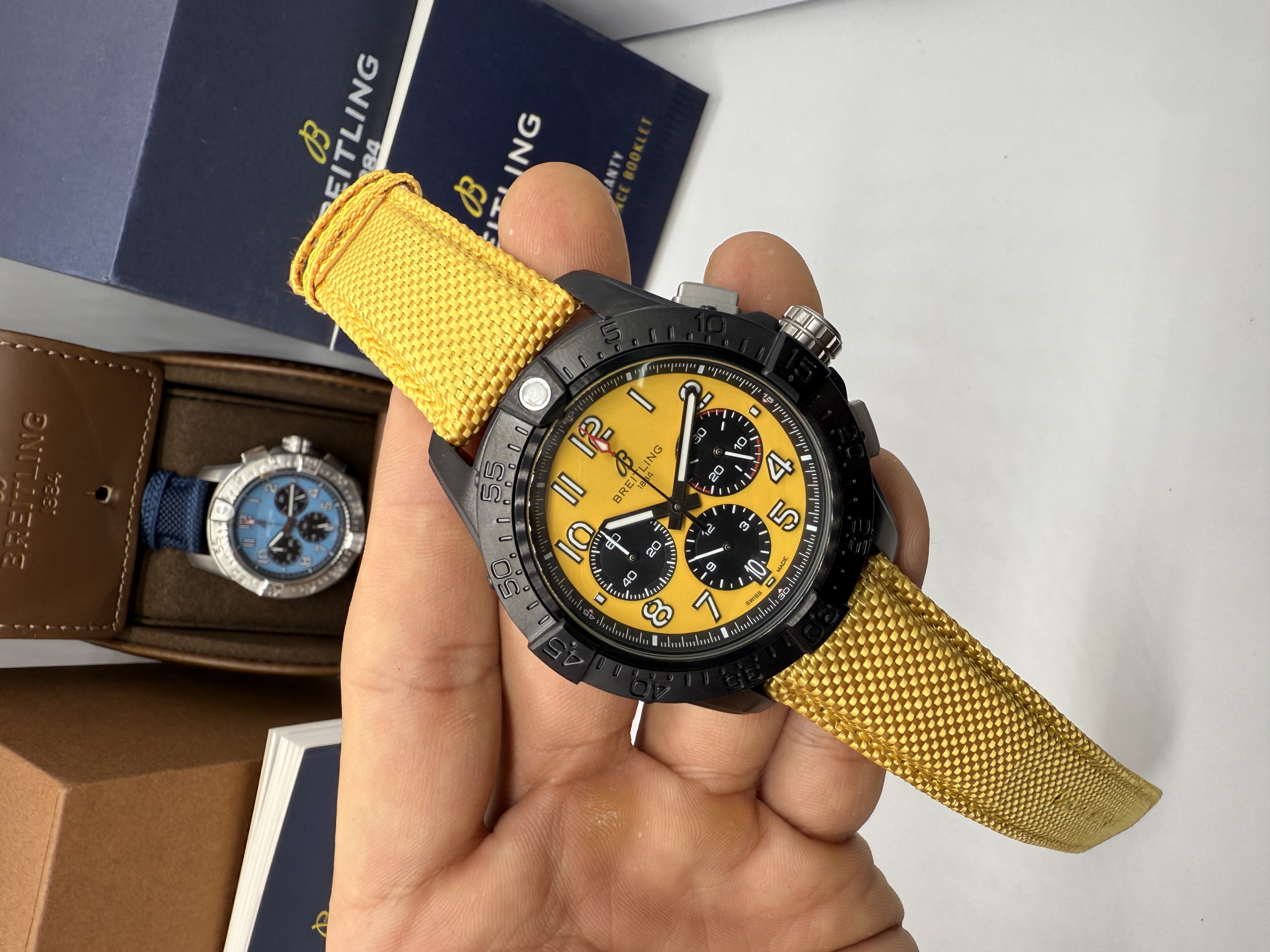 Breitling Avenger Chronograph 44 Amarelo