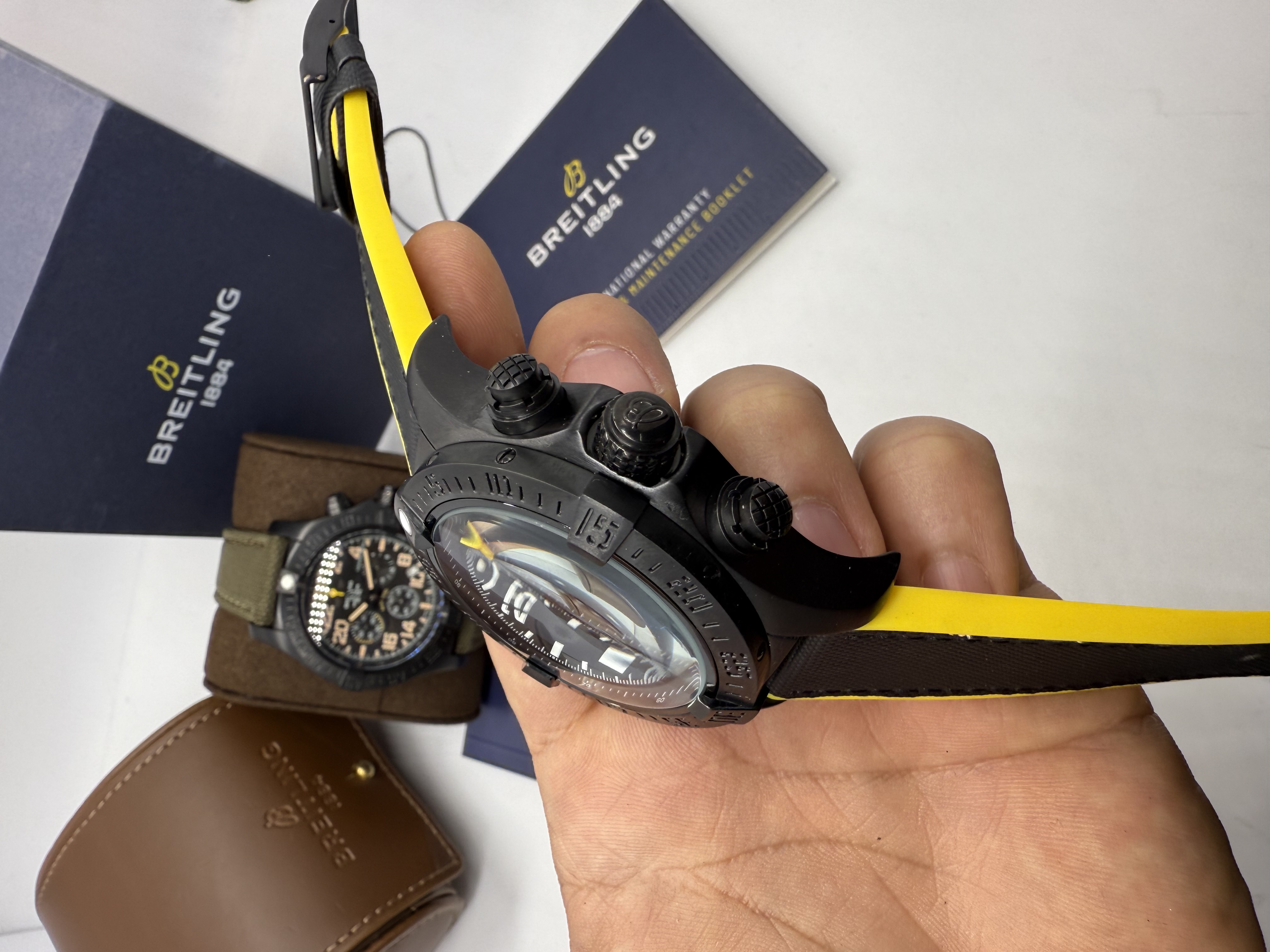 Breitling Avenger Chronograph Preto e Amarelo
