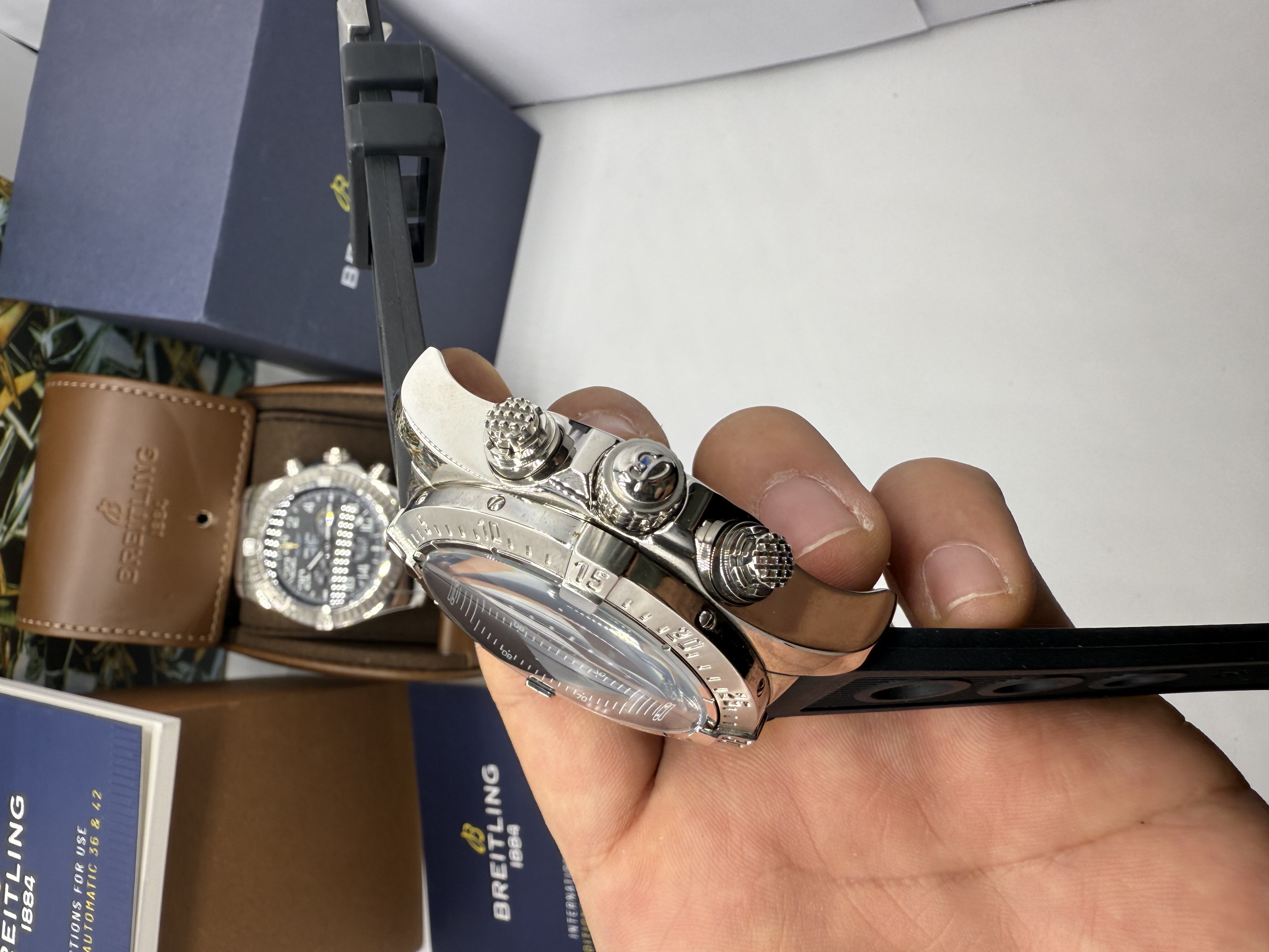 Breitling Avenger Chronograph Dial Preto