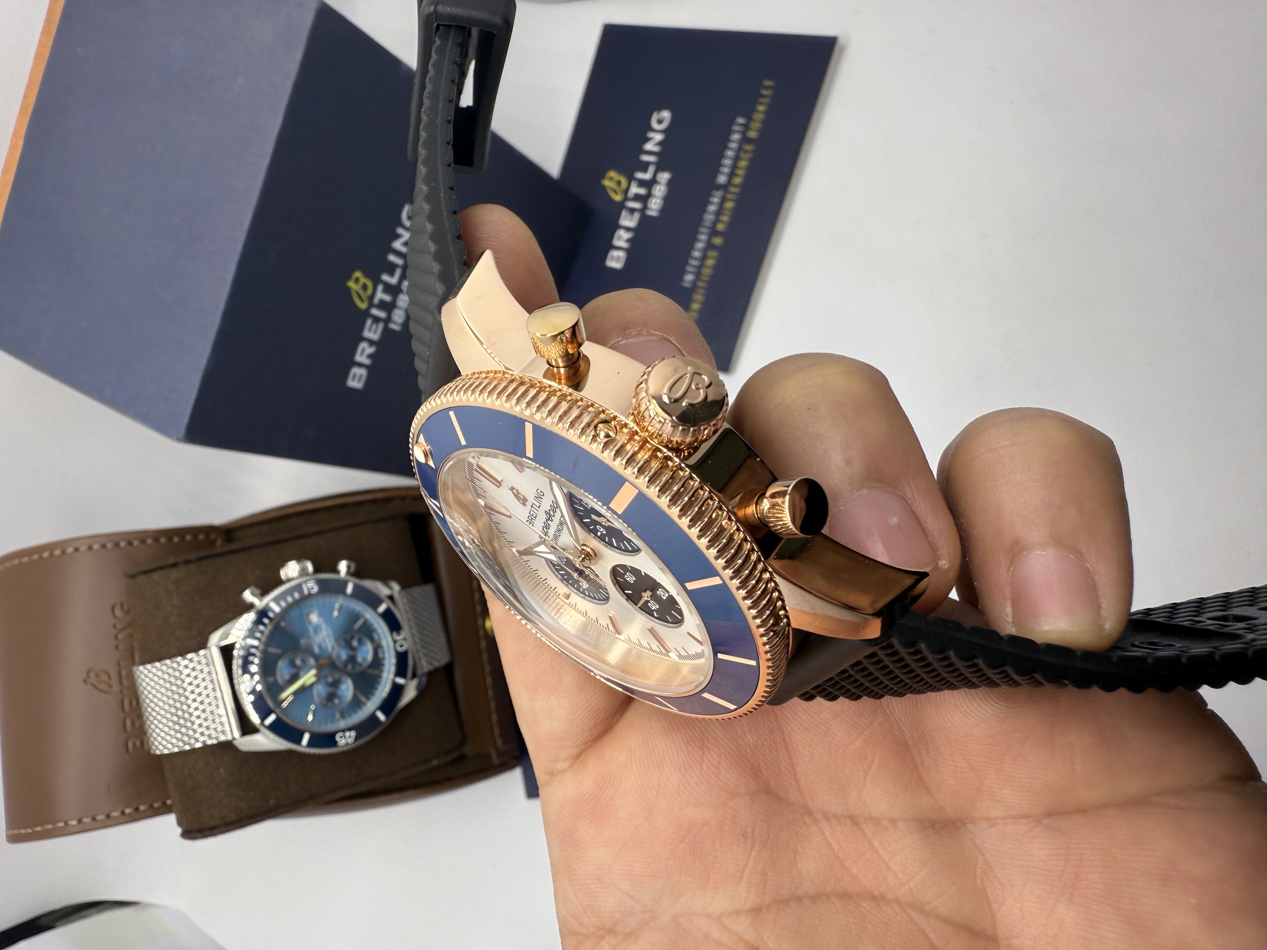 Breitling Superocean Heritage Chronograf Azul Branco e Rosê