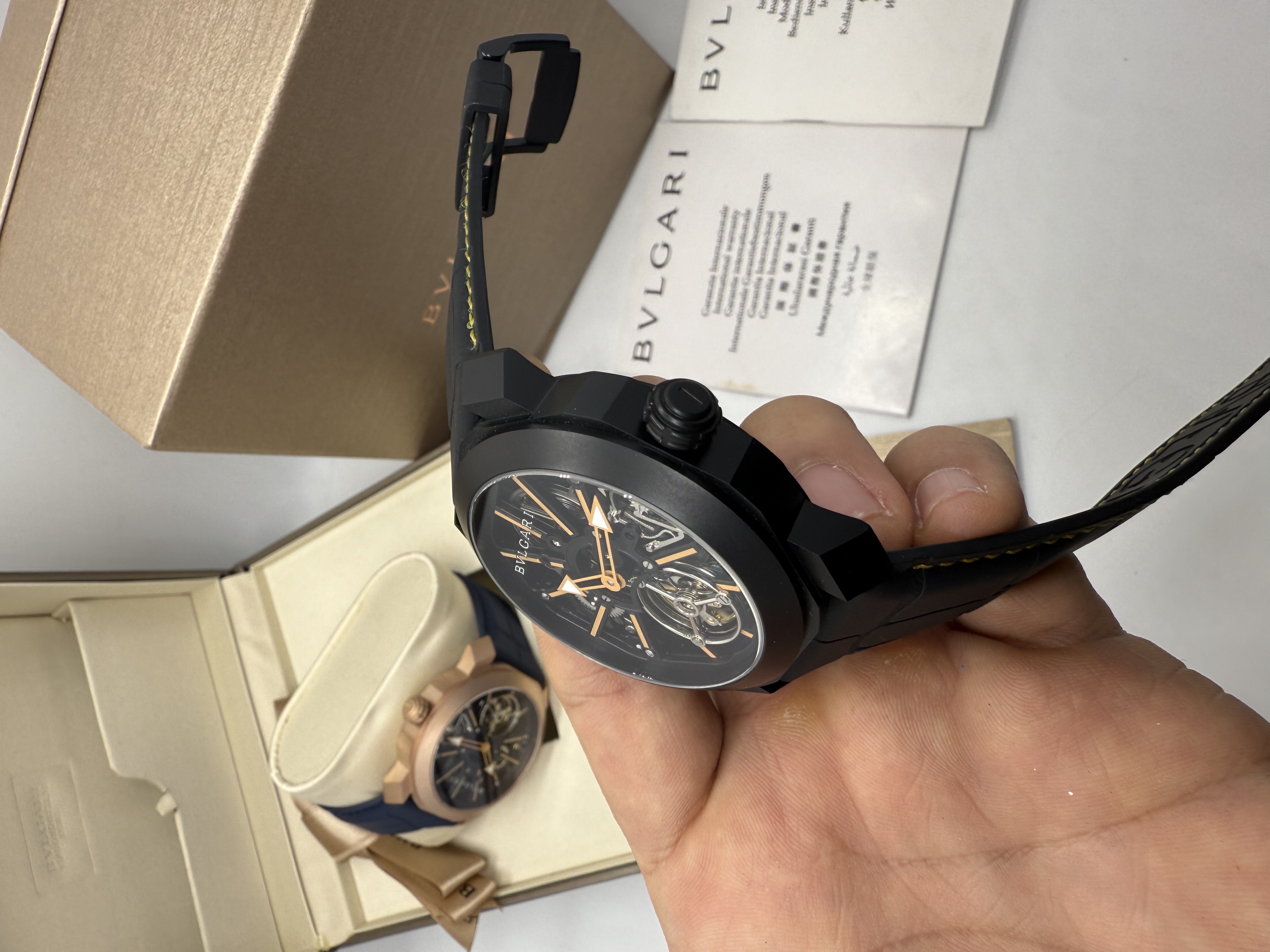Bvlgari Octo Roma Skeleton Preto e amarelo