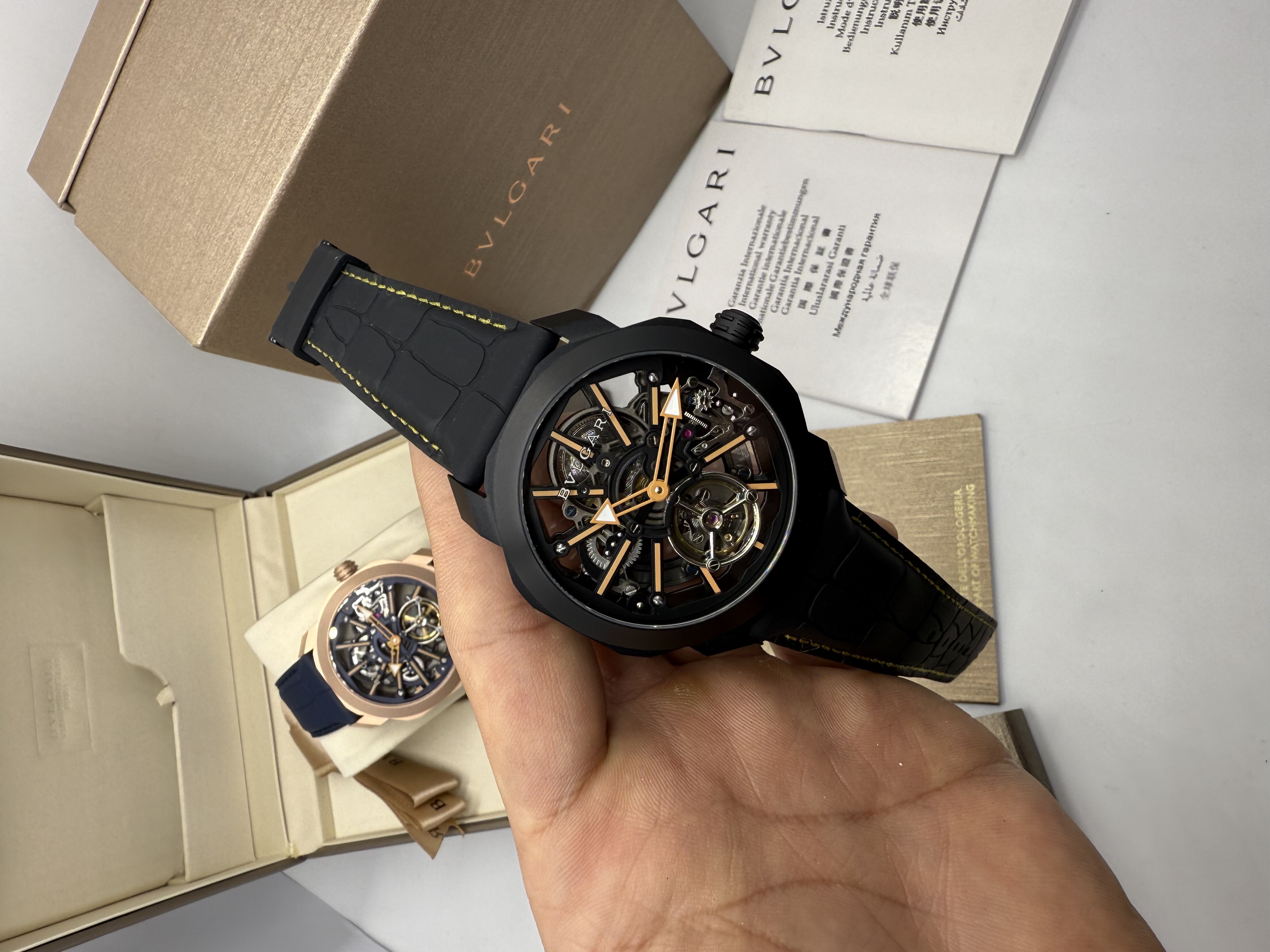 Bvlgari Octo Roma Skeleton Preto e amarelo