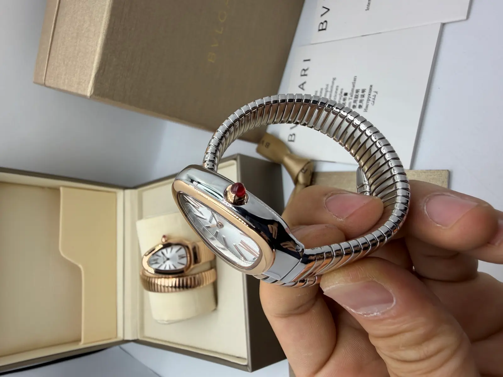 Bvlgari Serpenti Prata com Rosé Dial Branco