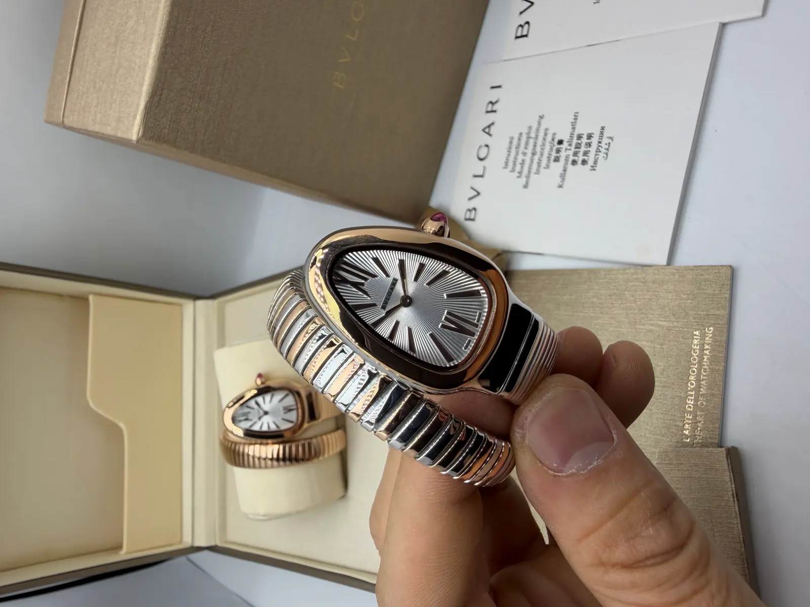 Bvlgari Serpenti Prata com Rosé Dial Branco
