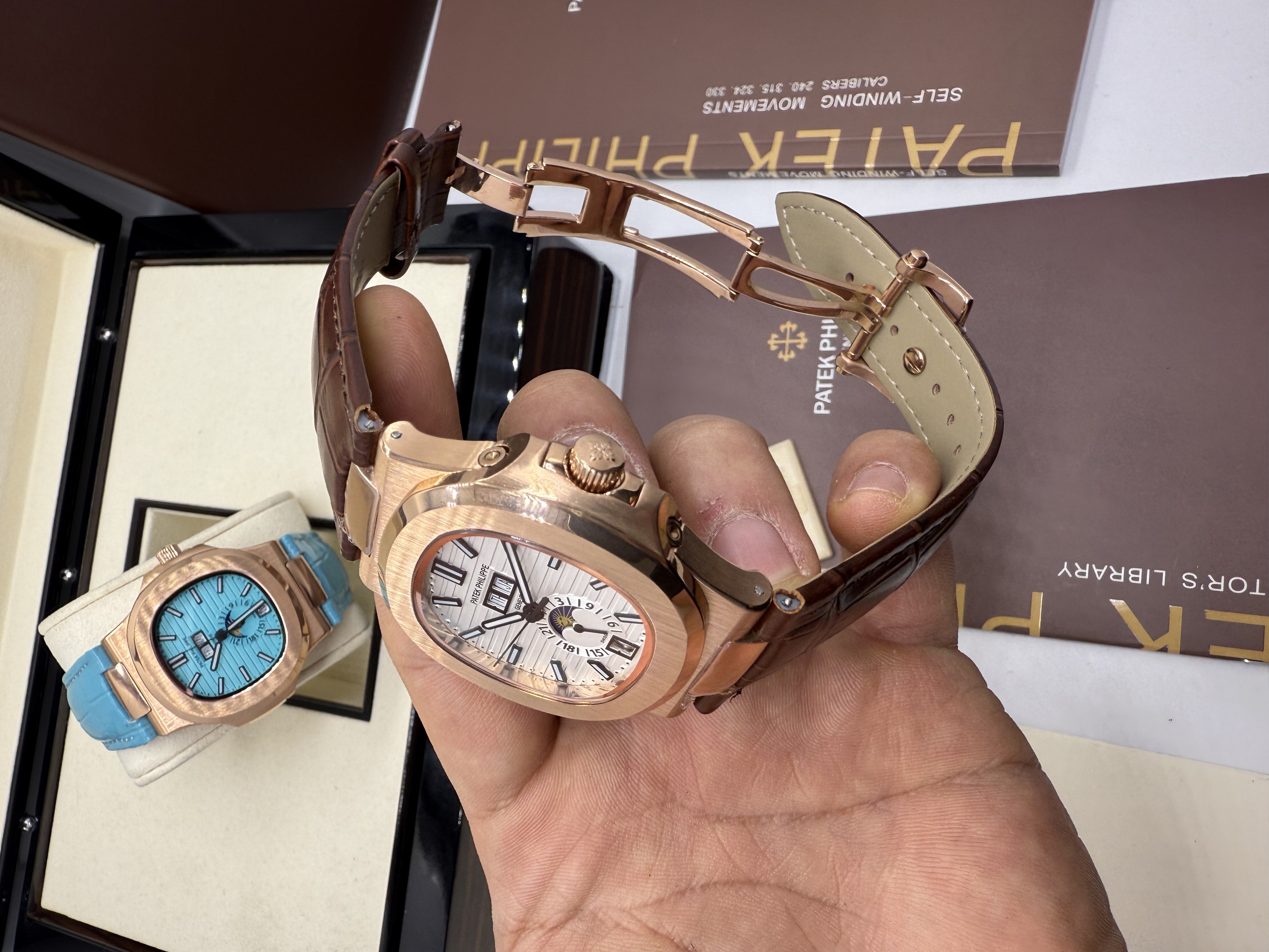 Patek Philippe Nautilus Moonphase Rosê Pulseira Couro Dial Branco