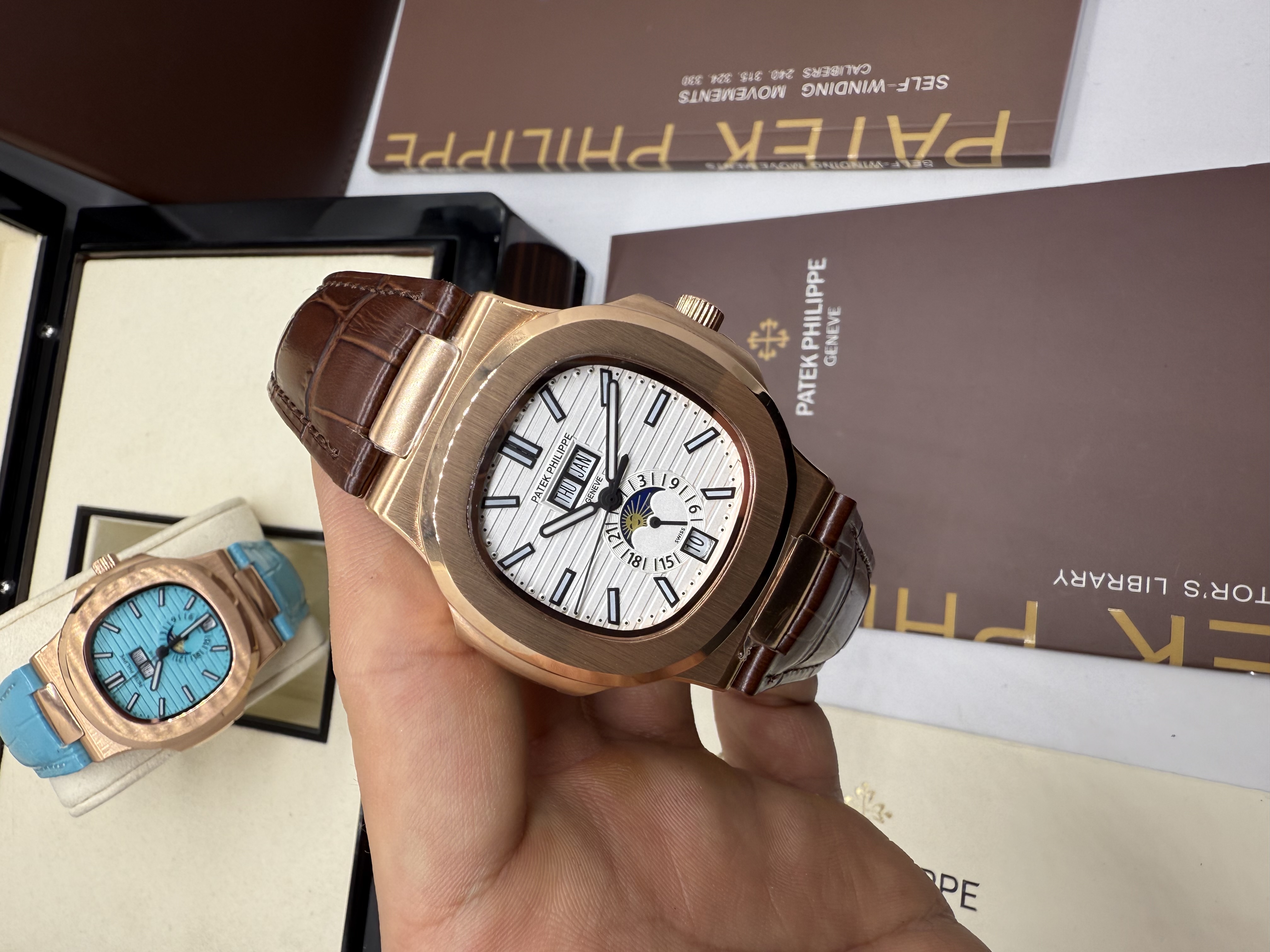 Patek Philippe Nautilus Moonphase Rosê Pulseira Couro Dial Branco