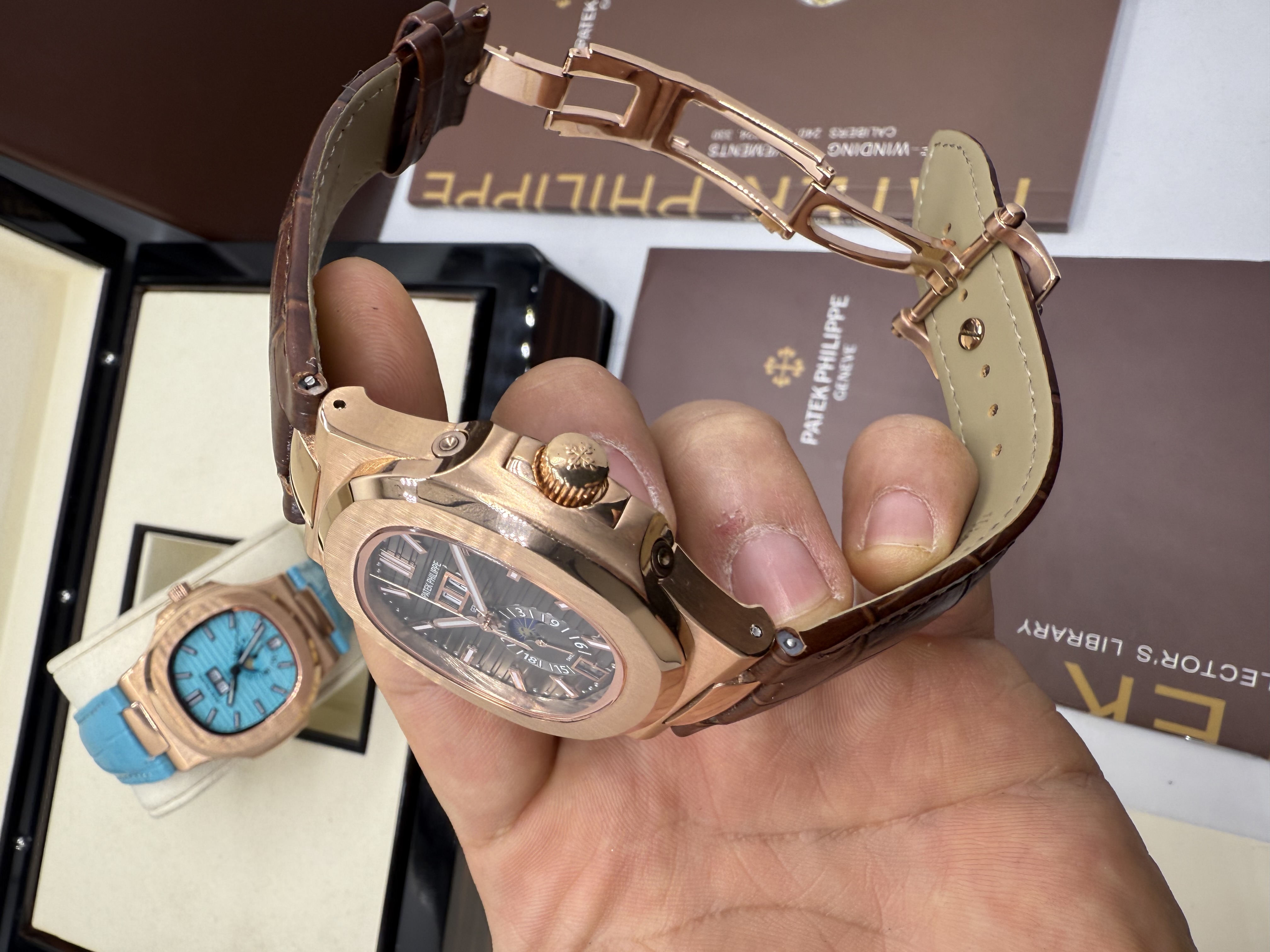 Patek Philippe Nautilus Moonphase Rosê Pulseira Couro Dial Preto