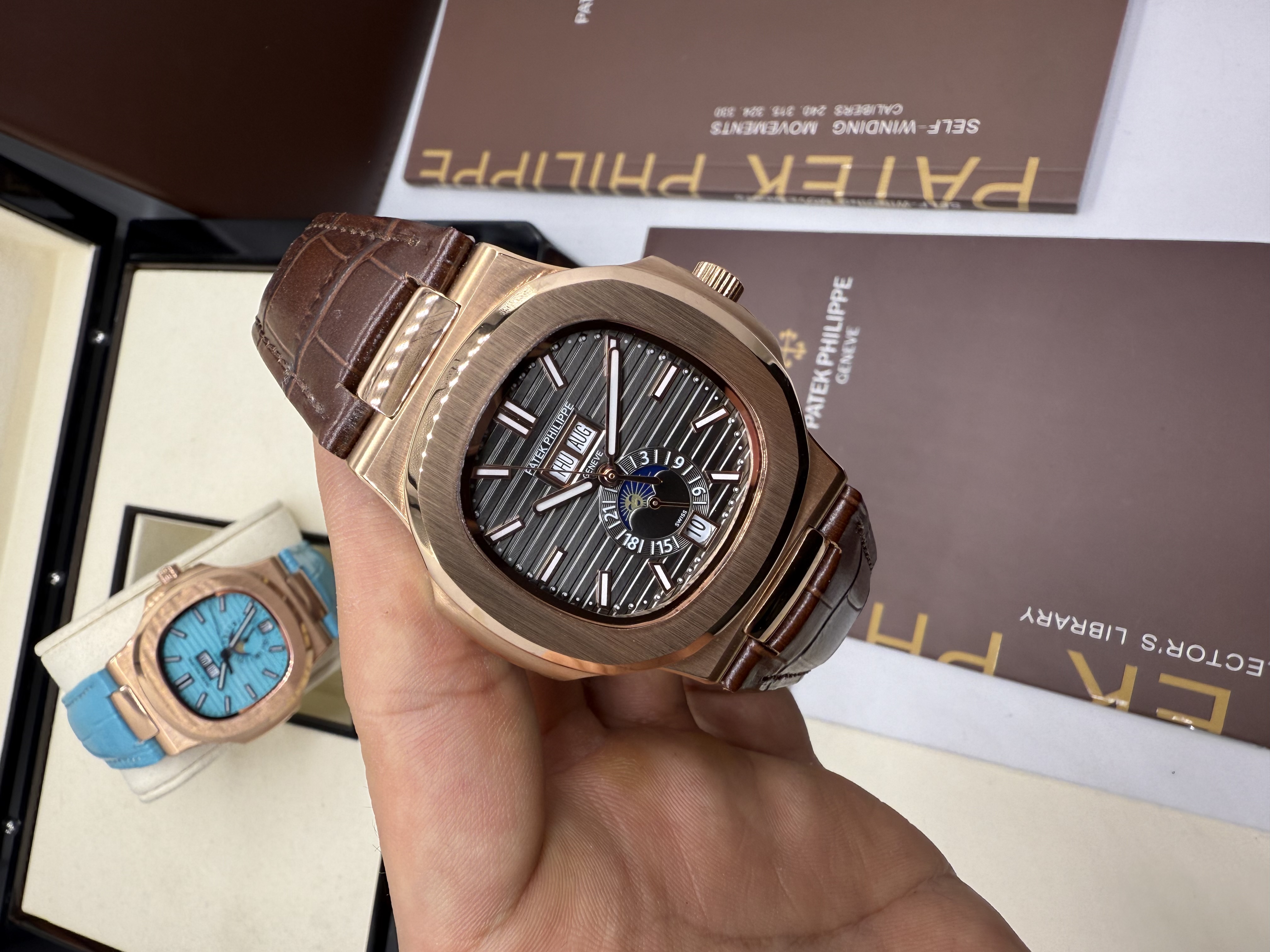 Patek Philippe Nautilus Moonphase Rosê Pulseira Couro Dial Preto