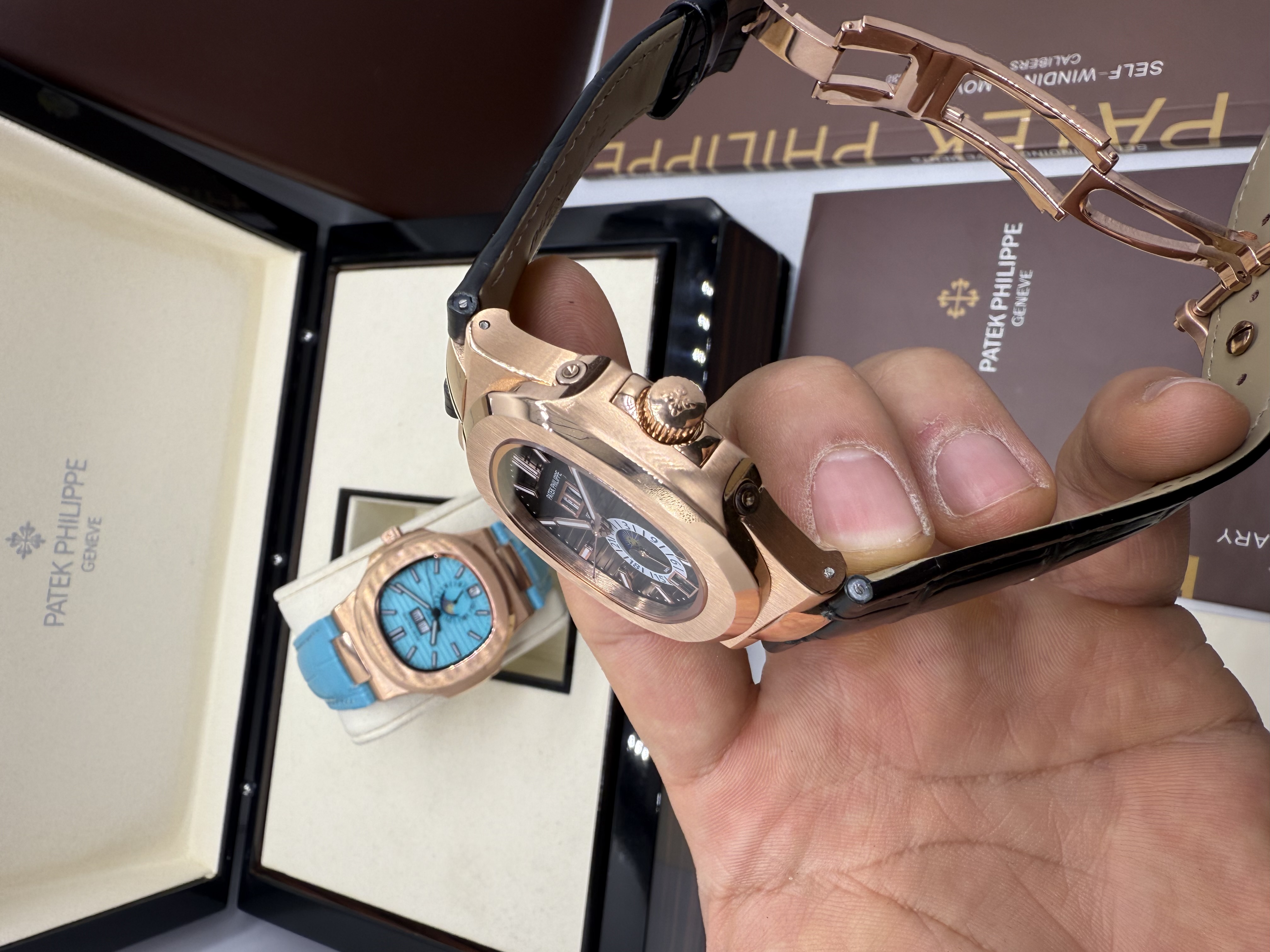 Patek Philippe Nautilus Rosê Moonphase Pulseira Couro Preto