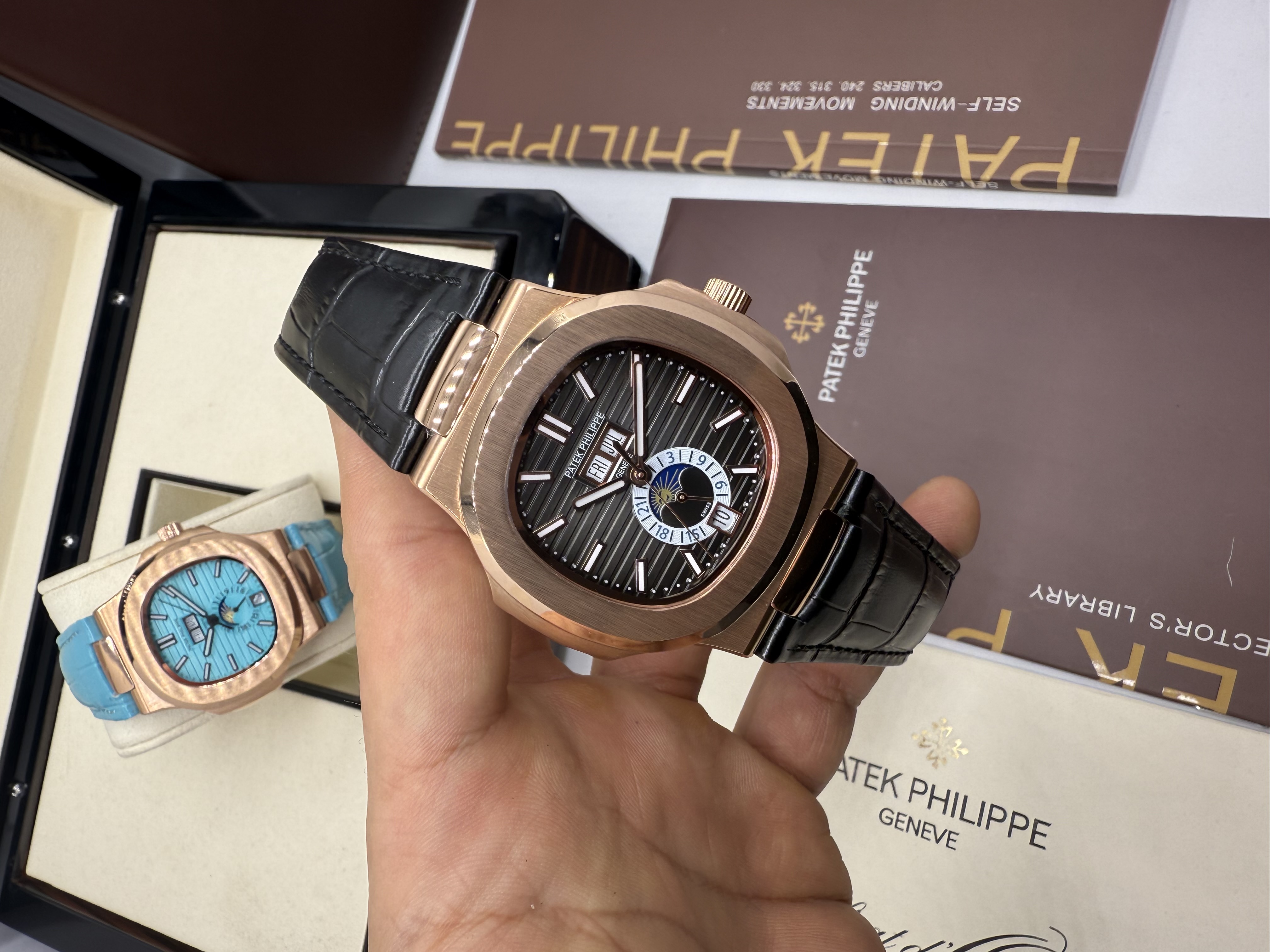 Patek Philippe Nautilus Rosê Moonphase Pulseira Couro Preto
