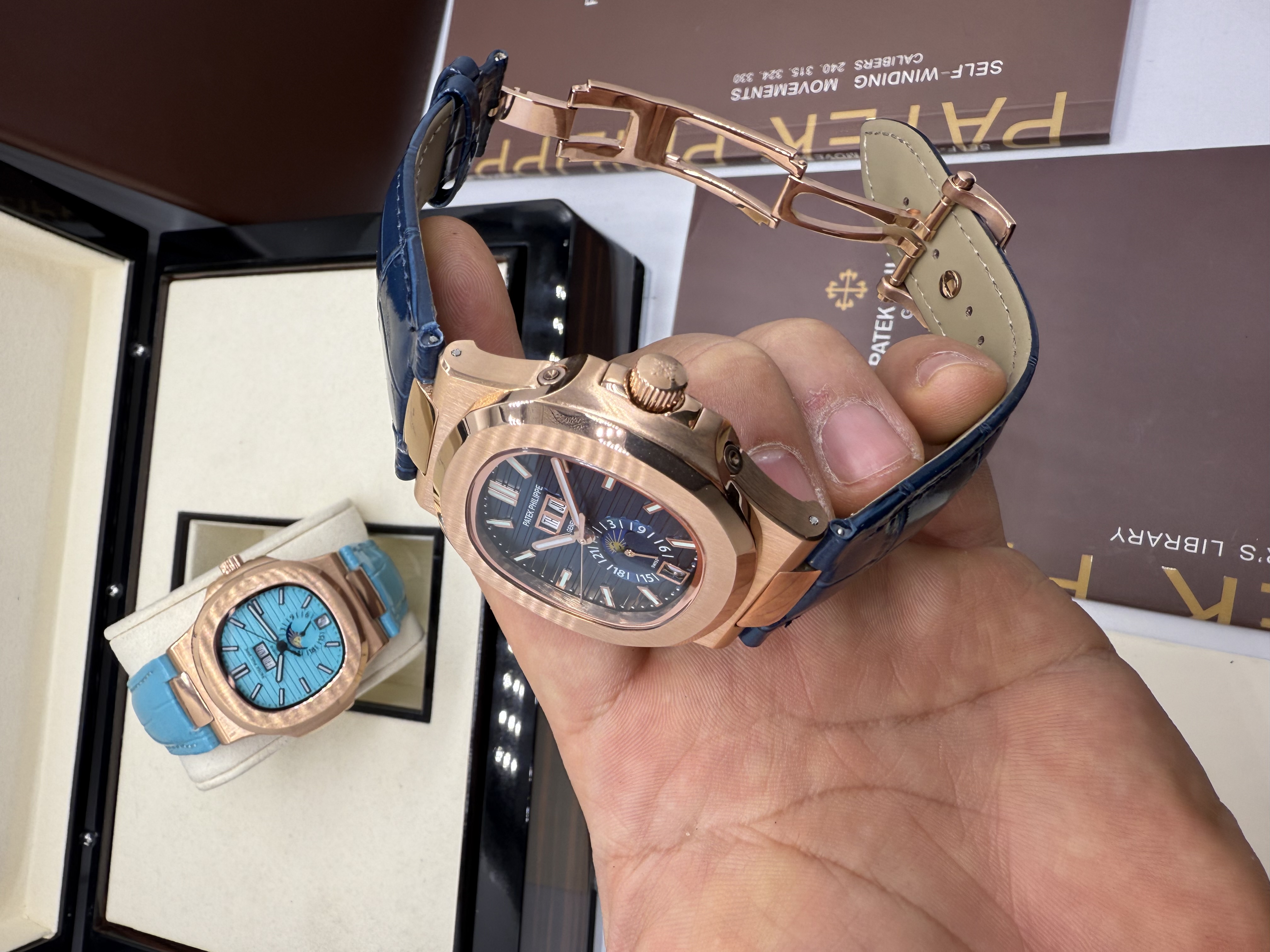 Patek Philippe Nautilus Moonphase Rosê Pulseira Couro Azul