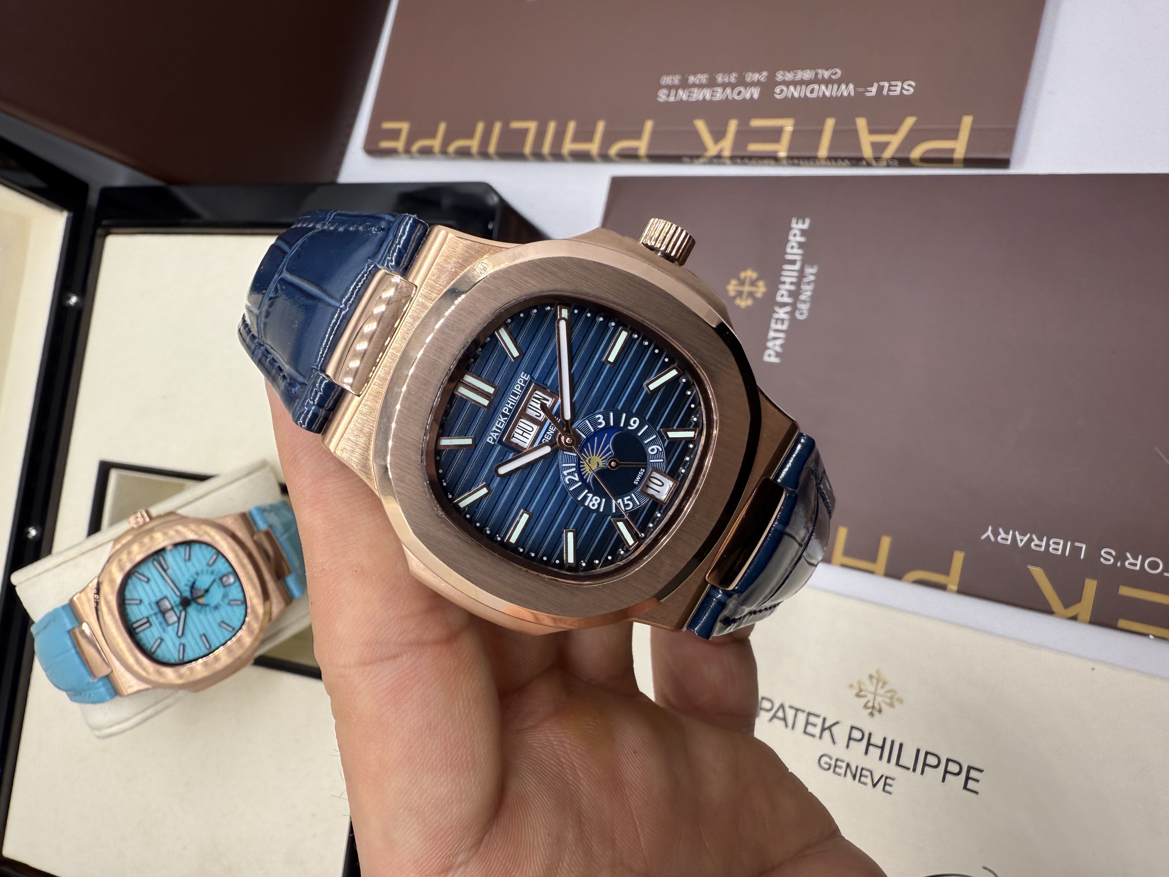 Patek Philippe Nautilus Moonphase Rosê Pulseira Couro Azul